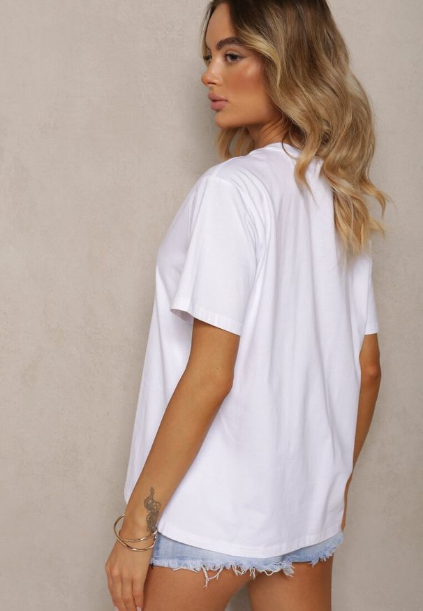 Renee - Biały T-shirt z Bawełny z Krótkim Rękawem i Ozdobnymi Cyrkoniami przy Dekolcie Vilefia. Okazja: do pracy, na co dzień. Kolor: biały. Materiał: bawełna. Długość rękawa: krótki rękaw. Długość: krótkie. Wzór: aplikacja. Styl: elegancki, casual