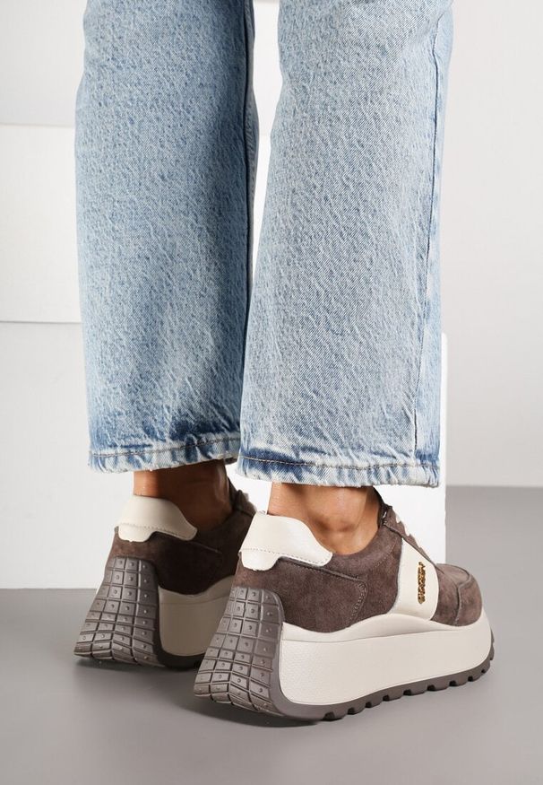 Renee - Brązowe Sneakersy na Platformie z Naturalnego Zamszu z Geometrycznym Wzorem i Napisem Latalissa. Okazja: na co dzień. Kolor: brązowy. Materiał: zamsz. Wzór: geometria, napisy. Obcas: na platformie