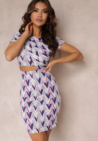 Renee - Fioletowa Sukienka Dopasowana z Wycięciem w Geometryczny Print Larai. Kolor: fioletowy. Wzór: geometria, nadruk