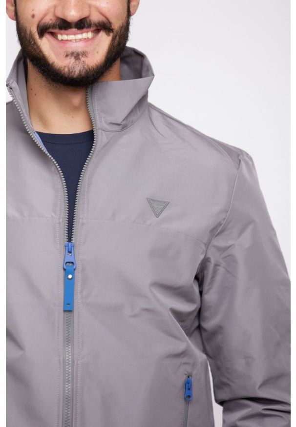 Guess - GUESS Szara kurtka męska przejściowa, Rozmiar S. Typ kołnierza: kołnierzyk stójkowy. Kolor: szary. Wzór: aplikacja