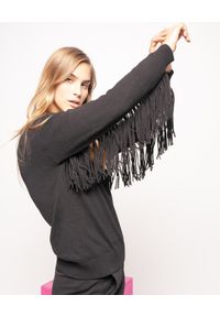 Pinko - PINKO - Czarny sweter z frędzlami Valgualnera. Kolor: czarny. Materiał: wełna, dzianina, kaszmir. Wzór: aplikacja, ażurowy. Styl: klasyczny #3