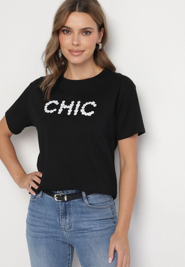 Born2be - Czarny T-shirt Bawełniany z Napisem i Perełkami Nalinor. Okazja: na co dzień. Kolor: czarny. Materiał: bawełna. Wzór: napisy. Styl: elegancki, casual
