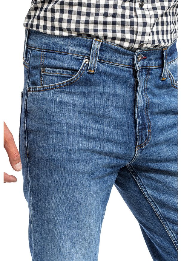 Mustang - MUSTANG TRAMPER TAPERED MĘSKIE SPODNIE JEANSOWE JEANSY DENIM BLUE 1014043 5000 682. Okazja: na co dzień, na spotkanie biznesowe, do pracy, na randkę. Styl: elegancki, sportowy, biznesowy, klasyczny, casual