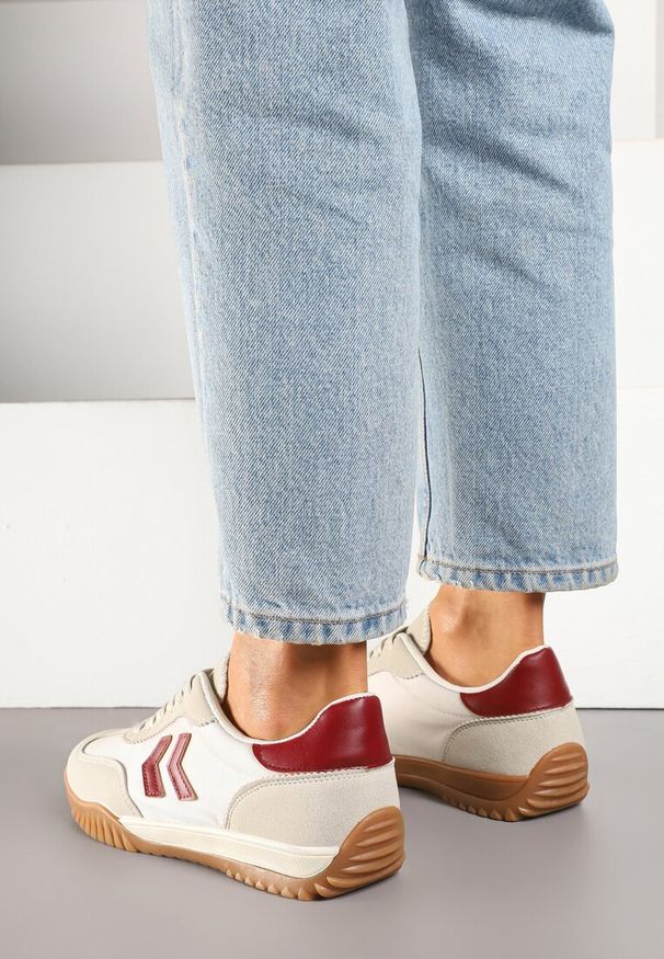 Renee - Beżowo-Czerwone Sneakersy Typu Kultowe Tenisówki Zdobione Przeszyciami Mepenna. Okazja: na randkę. Kolor: beżowy. Materiał: jeans. Wzór: aplikacja
