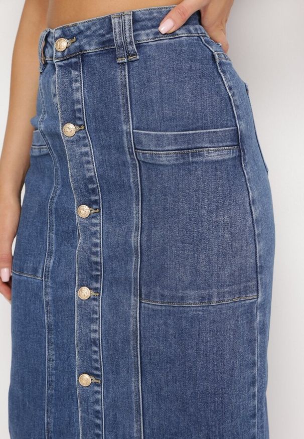 Born2be - Niebieska Ołówkowa Spódnica Jeansowa Midi z Guzikami Kandela. Kolor: niebieski. Materiał: jeans