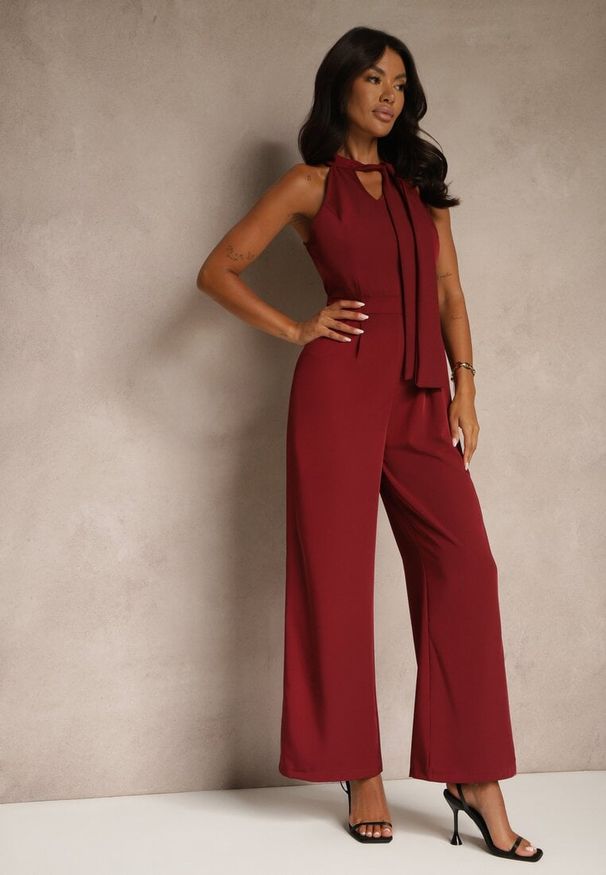 Renee - Bordowy Kombinezon Wide Leg z Ozdobnym Wiązaniem przy Szyi Silelia. Okazja: na co dzień. Kolor: czerwony. Długość rękawa: bez rękawów. Styl: klasyczny, elegancki, casual