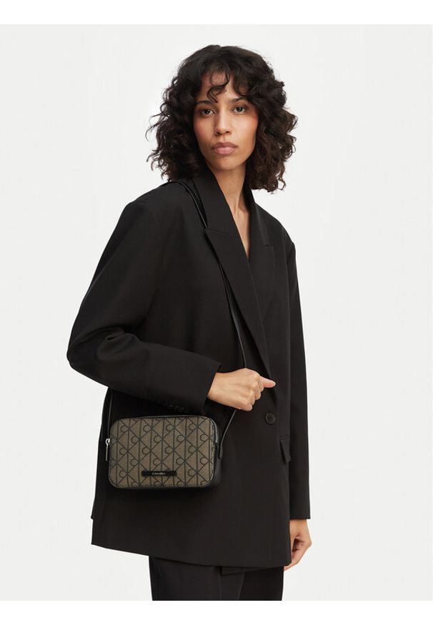 Calvin Klein Torebka Emblem Trio Pebble Shoulder Bag LV04F3533G Brązowy. Kolor: brązowy