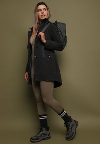 Born2be - Czarna Kurtka Parka z Kapturem Odpinanym w Stylu Utility Janiora. Okazja: na co dzień. Typ kołnierza: kaptur. Kolor: czarny. Długość rękawa: długi rękaw. Długość: długie. Styl: casual, klasyczny #9