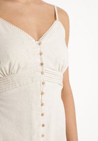 Born2be - Jasnobeżowa Bawełniana Sukienka o Rozkloszowanym Kroju na Ramiączkach z Guzikami Firbia. Okazja: na co dzień. Typ kołnierza: dekolt w kształcie V. Kolor: beżowy. Materiał: bawełna. Długość rękawa: na ramiączkach. Typ sukienki: rozkloszowane. Styl: casual, elegancki #3