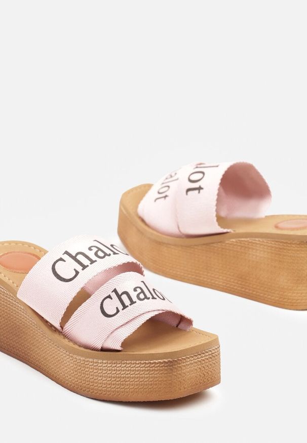 Renee - Różowe Klapki na Koturnie z Ozdobnym Napisem Galevelis. Okazja: na co dzień. Kolor: różowy. Materiał: jeans. Wzór: napisy. Sezon: lato. Obcas: na koturnie. Styl: casual