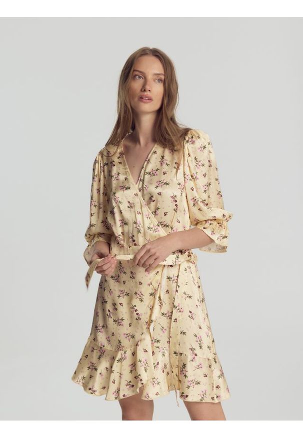 Reserved - Wiskozowa sukienka w kwiaty - jasnożółty. Kolor: żółty. Materiał: wiskoza. Wzór: kwiaty. Typ sukienki: kopertowe