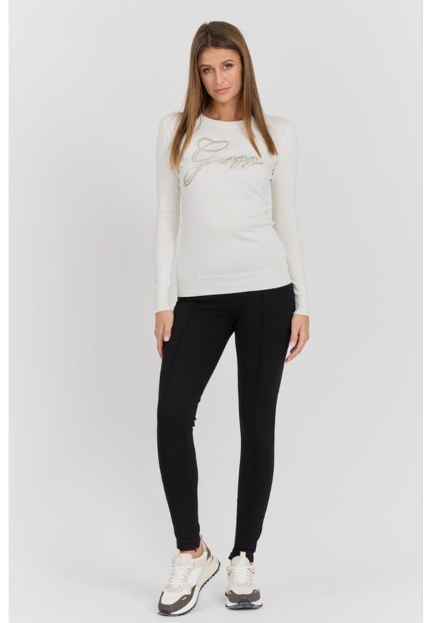 Guess - GUESS Biały damski sweter Olive z haftowanym logo. Kolor: biały. Materiał: wiskoza, materiał, poliamid, elastan. Długość rękawa: długi rękaw. Długość: długie. Wzór: haft. Styl: klasyczny, elegancki
