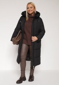 Born2be - Czarna Długa Kurtka Pikowana z Kapturem i Bocznymi Suwakami Mevoressa. Okazja: na spacer, na co dzień. Typ kołnierza: kaptur. Kolekcja: plus size. Kolor: czarny. Materiał: dzianina, jeans, poliester. Długość: długie. Styl: casual #3