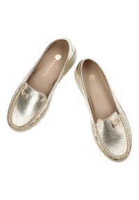 Złote Półbuty Armodo Modne Wsuwane Obuwie Damskie. Okazja: na co dzień. Zapięcie: bez zapięcia. Kolor: złoty. Materiał: skóra. Wzór: aplikacja. Styl: casual, elegancki #2