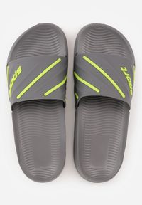 Born2be - Szare Klapki Basenowe na Grubej Podeszwie z Tłoczonymi Paskami i Napisem Menimisia. Okazja: na co dzień. Kolor: szary. Wzór: napisy. Sezon: lato. Styl: wakacyjny, casual, klasyczny, sportowy #2