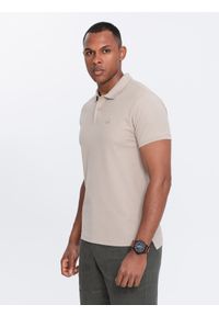 Ombre Clothing - Jednokolorowa koszulka męska polo BASIC z dzianiny pique - ciemnobeżowa V5 - Rozmiar: S. Okazja: na co dzień. Typ kołnierza: polo. Kolor: beżowy. Materiał: dzianina. Wzór: haft, aplikacja, jednolity. Styl: sportowy, wizytowy, casual