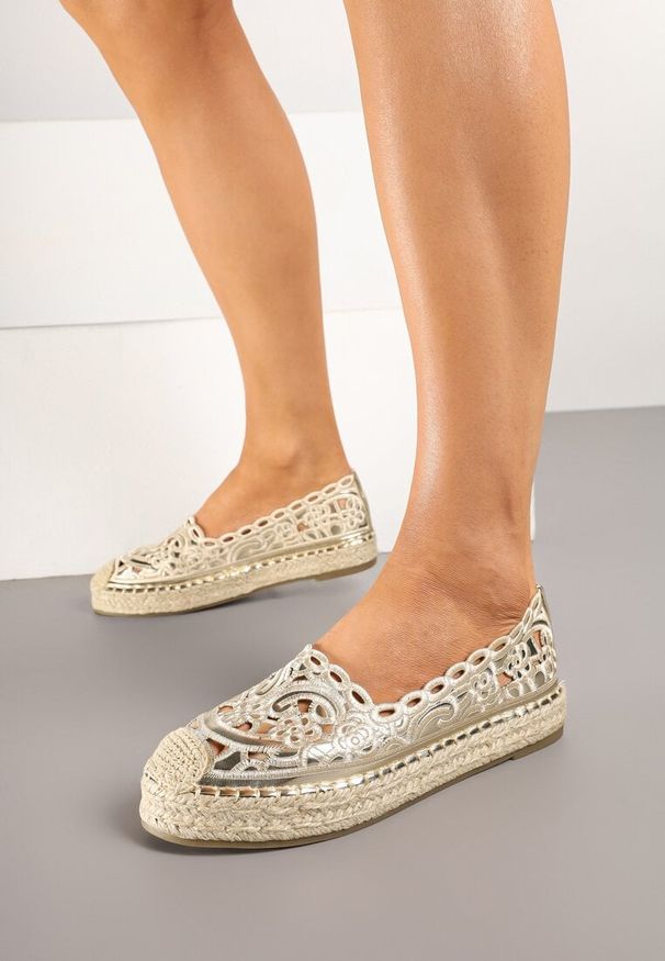 Renee - Złote Płaskie Espadryle z Ażurową Cholewką Elearwen. Okazja: na co dzień, na spacer. Kolor: złoty. Materiał: jeans. Szerokość cholewki: normalna. Wzór: ażurowy. Sezon: lato. Obcas: na płaskiej podeszwie. Styl: casual