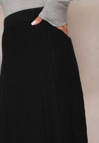 Renee - Czarna Rozkloszowana Spódnica Midi ze Sweterkowego Tłoczonego Materiału i Gumką w Pasie Tuilera. Kolor: czarny. Materiał: materiał
