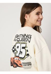 Reserved - Bluza z nadrukiem Auta - złamana biel. Materiał: bawełna. Wzór: nadruk #1