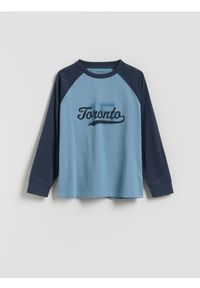 Reserved - Bawełniany longsleeve z nadrukiem - jasnoniebieski. Kolor: niebieski. Materiał: bawełna. Długość rękawa: długi rękaw. Wzór: nadruk