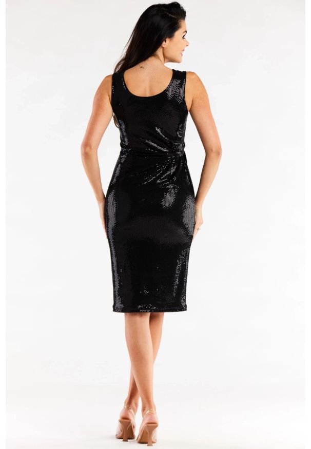 Sukienki.shop - Sukienka dopasowana błyszcząca z wiązaniem w pasie czarna. Okazja: na randkę, na ślub cywilny, na wesele, na imprezę. Kolor: czarny. Styl: wizytowy