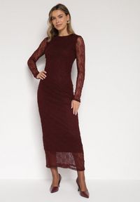 Born2be - Bordowa Dopasowana Sukienka Koronkowa z Długim Rękawem Zenika. Kolor: czerwony. Materiał: koronka. Długość rękawa: długi rękaw. Wzór: koronka. Sezon: wiosna, zima, jesień. Styl: elegancki #1