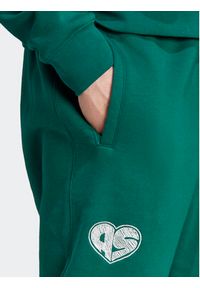 Adidas - adidas Spodnie dresowe Scribble Fleece IJ6457 Zielony Loose Fit. Kolor: zielony. Materiał: bawełna, dresówka #6
