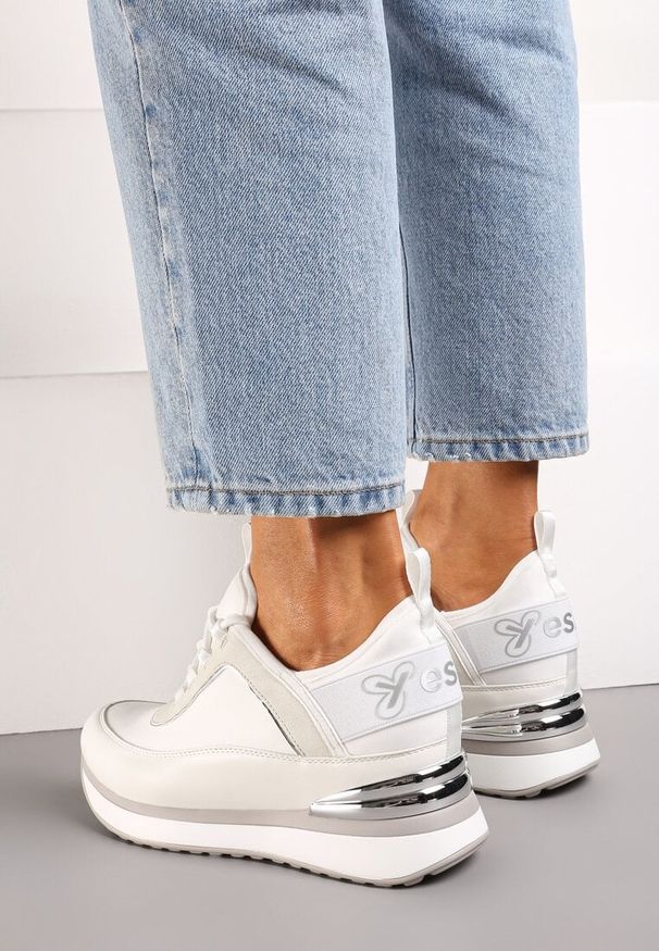 Born2be - Białe Sneakersy na Ukrytym Koturnie z Metaliczną Blaszką i Napisem Yenavra. Okazja: na spacer, na co dzień. Kolor: biały. Wzór: napisy. Obcas: na koturnie. Sport: turystyka piesza