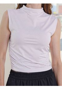 Sinsay - Bluzka ze stójką i marszczeniami po bokach - biały. Typ kołnierza: kołnierzyk stójkowy. Kolor: biały #1