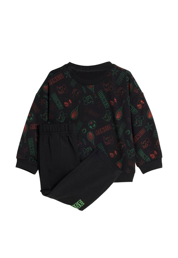 Adidas - Zestaw Disney Mickey Mouse Jogger Kids. Kolor: żółty, wielokolorowy, pomarańczowy, czarny. Wzór: motyw z bajki. Styl: młodzieżowy