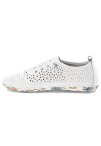 Półbuty damskie Artiker, cholewka ze skóry naturalnej licowej z ażurową perforacją na wiązanie, białe, 58C0378. Okazja: na co dzień. Zapięcie: sznurówki. Kolor: biały. Materiał: skóra. Szerokość cholewki: normalna. Wzór: ażurowy. Sezon: lato. Styl: klasyczny, casual #7