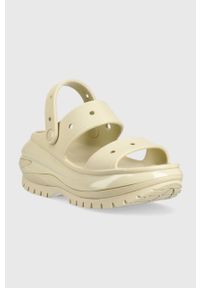 Crocs klapki Classic Mega Crush Sandal damskie kolor beżowy na platformie 207989. Kolor: beżowy. Materiał: guma. Obcas: na platformie #2