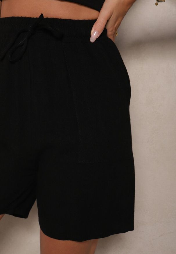 Renee - Czarne Wiskozowe Szorty Bermudy High Waist z Lnem Dorotella. Okazja: na spacer, na co dzień. Stan: podwyższony. Kolor: czarny. Materiał: wiskoza, len. Styl: casual, elegancki