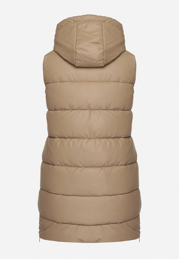 Born2be - Beżowa Pikowana Kamizelka z Kapturem na Suwak i Napy Timella. Okazja: na co dzień, na spacer. Typ kołnierza: kaptur. Kolekcja: plus size. Kolor: beżowy. Materiał: jeans, tkanina. Wzór: aplikacja. Styl: klasyczny, casual, elegancki
