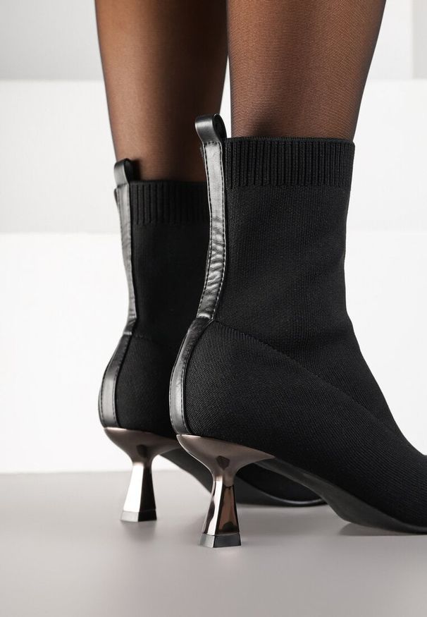 Renee - Czarne Botki Vices na Metalicznej Kaczuszce z Elastyczną Cholewką Vamile. Okazja: na co dzień. Kolor: czarny. Szerokość cholewki: normalna. Obcas: na szpilce. Styl: wizytowy, casual, elegancki. Wysokość obcasa: średni