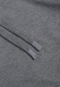 Born2be - Ciemnoszara Bluza z Kapturem i Kieszenią Typu Kangur Aqialei. Okazja: na co dzień. Typ kołnierza: kaptur. Kolor: szary. Materiał: jeans, dresówka. Wzór: gładki. Styl: casual #2