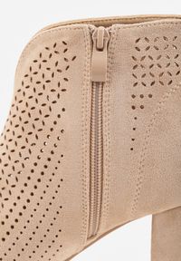 Renee - Beżowe Sandały Vices na Obcasie z Ażurowymi Wycięciami i Otwartym Noskiem Tasiri. Okazja: na co dzień. Nosek buta: otwarty. Kolor: beżowy. Wzór: ażurowy. Materiał: satyna, len. Sezon: wiosna, lato. Obcas: na obcasie. Styl: casual, elegancki. Wysokość obcasa: średni #4