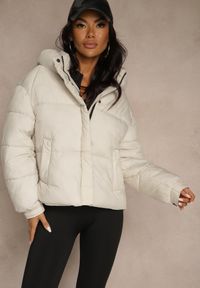 Renee - Biała Kurtka Puffer z Pikowaniem Kapturem i Kieszonką przy Rękawie Galeida. Okazja: na co dzień, na spacer. Kolor: biały. Materiał: jeans. Długość: krótkie. Styl: casual