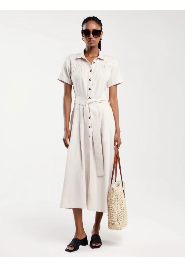 Big-Star - Sukienka damska midi lniana z wiązaniem w pasie beżowa Okire 800. Okazja: na co dzień. Kolor: beżowy. Materiał: len. Długość rękawa: krótki rękaw. Sezon: lato. Typ sukienki: koszulowe, proste. Styl: casual, elegancki. Długość: midi