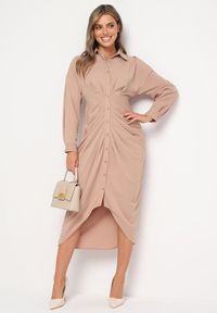 Born2be - Ciemnobeżowa Sukienka Koszulowa z Wiązanym Paskiem i Marszczeniem Hinula. Kolor: beżowy. Materiał: materiał, tkanina. Wzór: gładki, jednolity. Typ sukienki: koszulowe. Styl: elegancki. Długość: midi #1