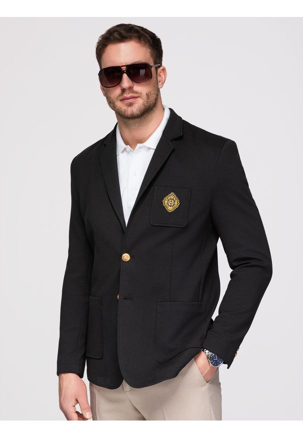 Ombre Clothing - Męska klasyczna marynarka slim fit ze złotymi guzikami i emblematem Heritage - czarna V2 - Rozmiar: M. Okazja: na imprezę, na co dzień. Typ kołnierza: polo. Kolor: czarny. Materiał: jeans, materiał, poliester, bawełna, dzianina. Wzór: aplikacja. Styl: klasyczny