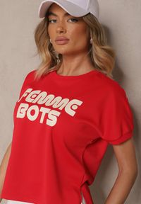 Renee - Czerwony T-shirt z Nadrukiem Napisu Dezerine. Okazja: na co dzień. Kolor: czerwony. Materiał: jeans. Wzór: napisy, nadruk. Styl: klasyczny, casual #4