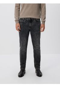 Reserved - Jeansy slim z efektem sprania - czarny. Kolor: czarny