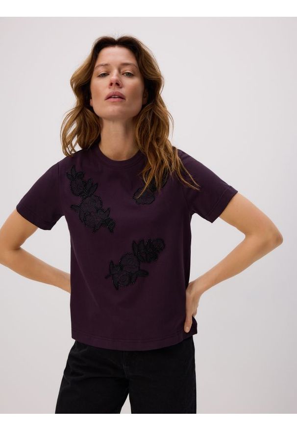 Reserved - T-shirt z aplikacjami - ciemnofioletowy. Kolor: fioletowy. Materiał: dzianina, bawełna. Wzór: aplikacja