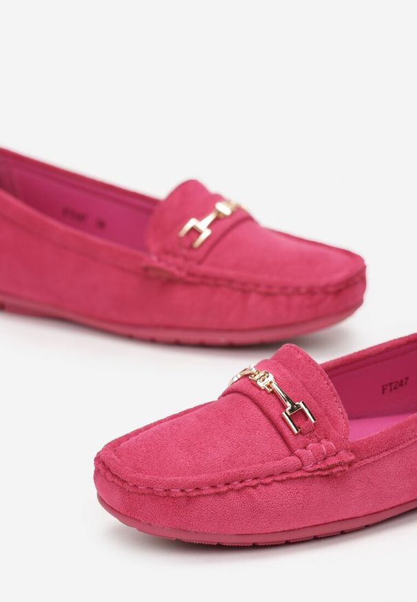 Born2be - Fuksjowe Mokasyny z Imitacji Zamszu z Metalową Ozdobą Gelalline. Okazja: na spotkanie biznesowe. Kolor: różowy. Materiał: zamsz. Wzór: aplikacja. Obcas: na obcasie. Styl: biznesowy, elegancki. Wysokość obcasa: niski