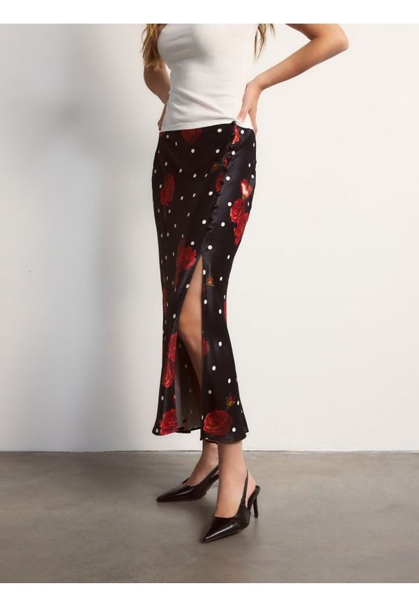 Reserved - Spódnica w kwiatowy wzór - czarny. Kolor: czarny. Materiał: wiskoza. Wzór: kwiaty