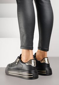 Born2be - Czarne Sneakersy na Grubej Podeszwie z Perforacją i Suwakiem Giorinea. Okazja: na co dzień. Kolor: czarny. Materiał: jeans, dzianina