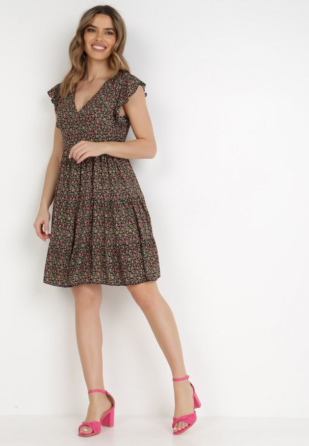 Born2be - Czarna Sukienka Diomanassa. Typ kołnierza: dekolt w serek. Kolor: czarny. Materiał: tkanina. Wzór: nadruk, kwiaty. Sezon: wiosna, lato. Długość: mini