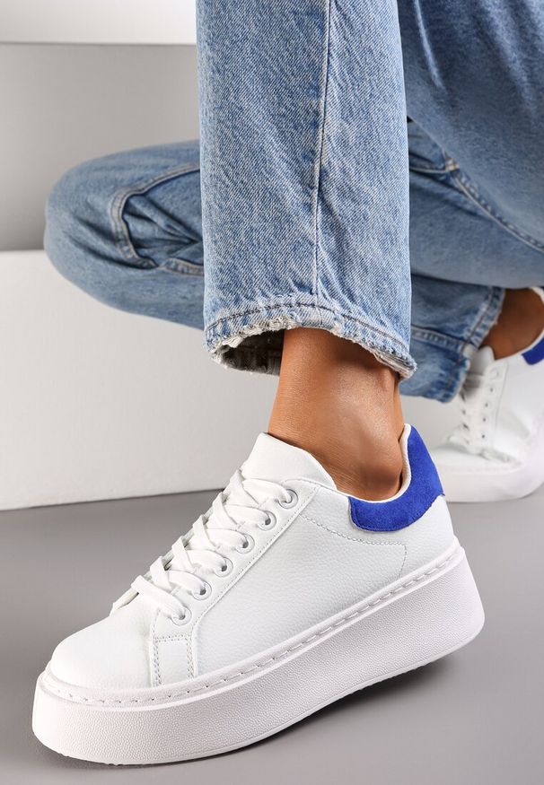 Renee - Biało-Niebieskie Sneakersy z Kolorowym Zapiętkiem na Platformie Sirendia. Kolor: biały. Wzór: kolorowy. Obcas: na platformie
