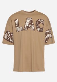 Born2be - Ciemnobeżowa Bawełniana Koszulka T-shirt z Ozdobnym Nadrukiem Sanestia. Okazja: na co dzień. Kolor: beżowy. Materiał: bawełna. Wzór: nadruk. Styl: klasyczny, casual, elegancki #7